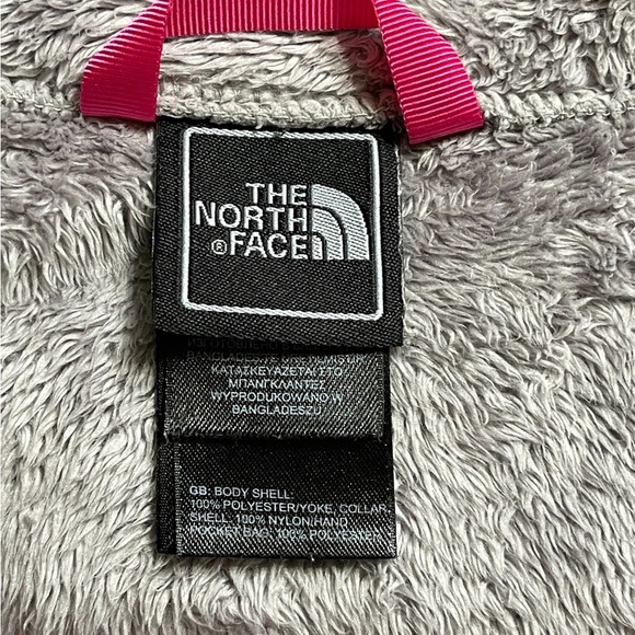 Young Women's JacketGray Fuzzy North Face size 15/16. L/G - Picture 9 of 11